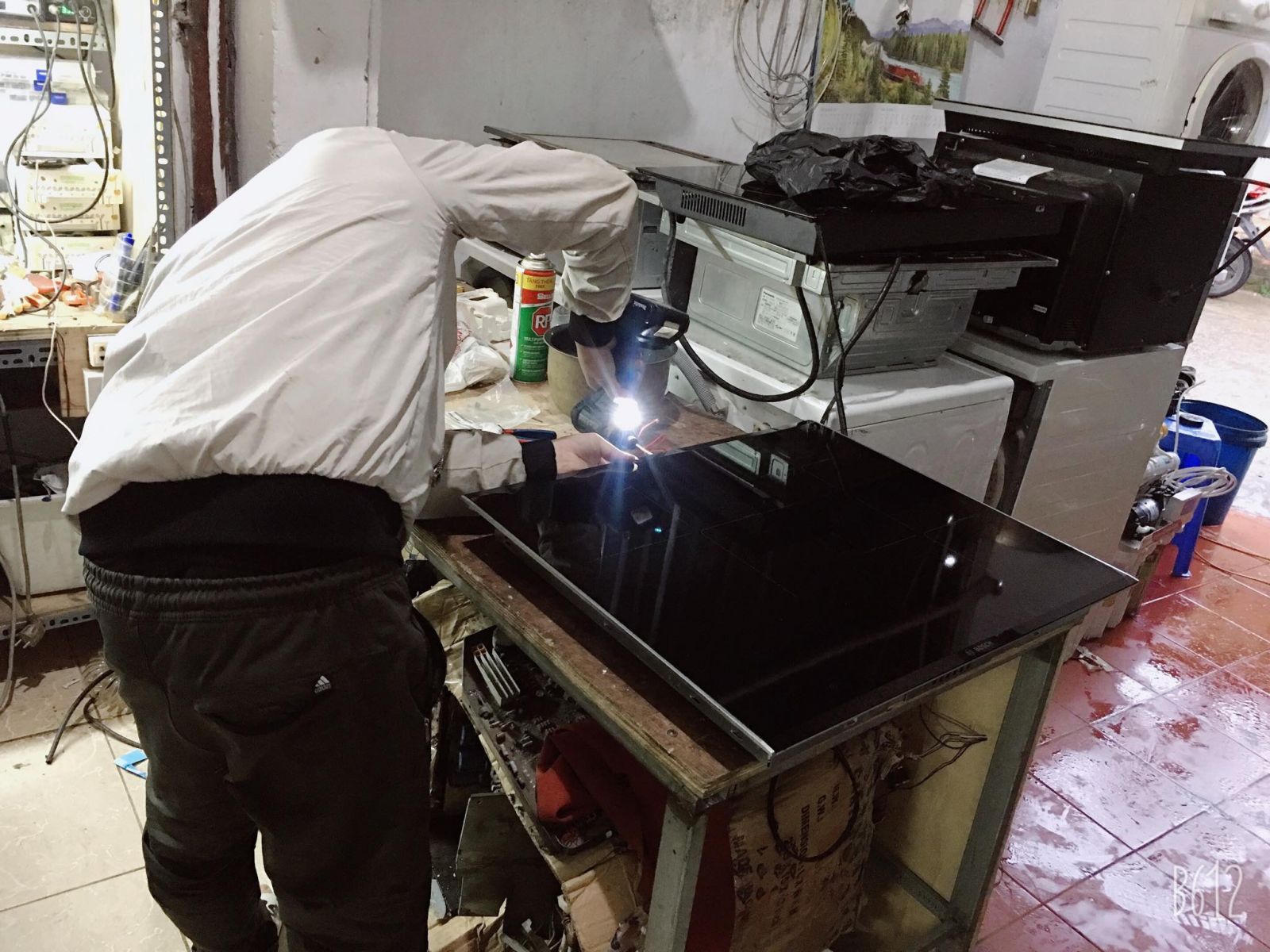 Chữa lò vi sóng tại nhà - Cách dễ dàng để tiết kiệm và đảm bảo an toàn cho gia đình bạn